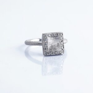 Pebble / Diamond Ring