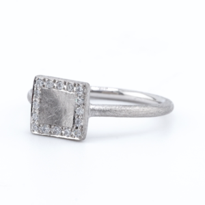 Pebble / Diamond Ring